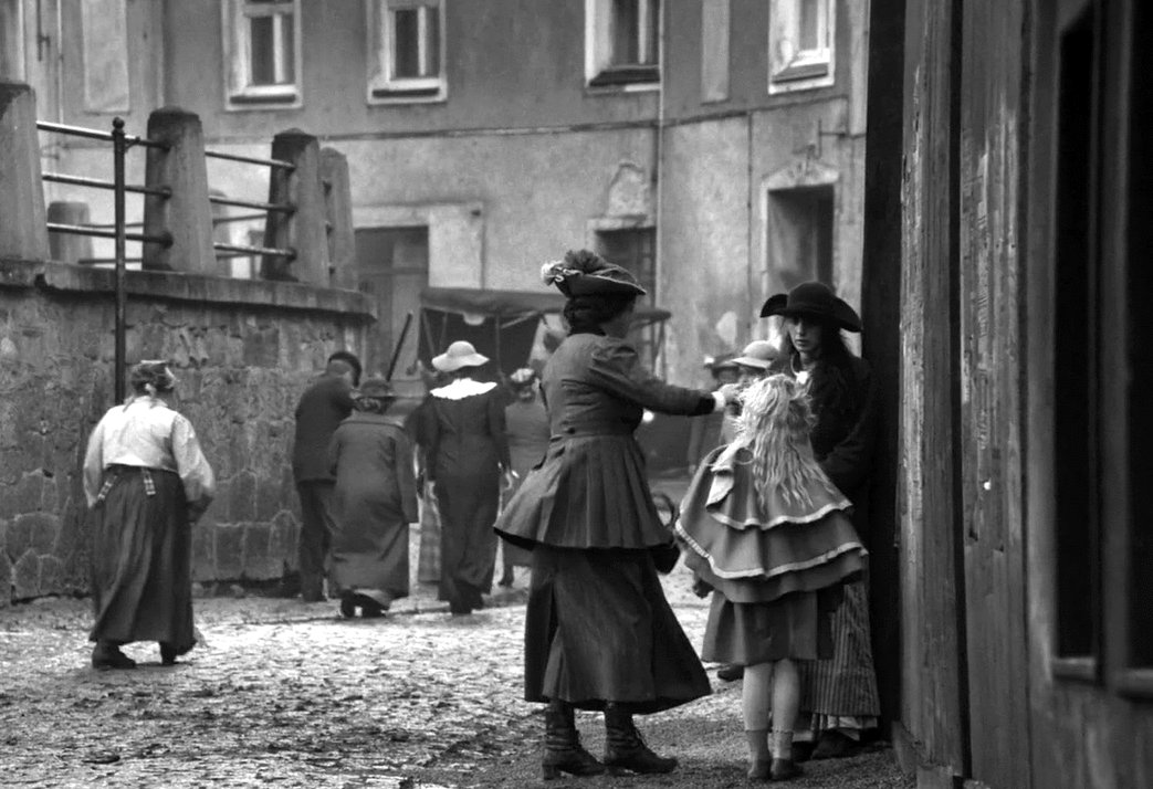 Photo du film La jeune femme à l'aiguille