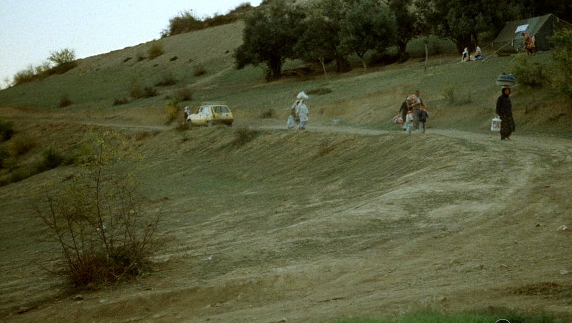 Photo du film And Life Goes On [1992]