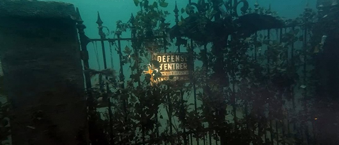 Photo from the movie The Deep House