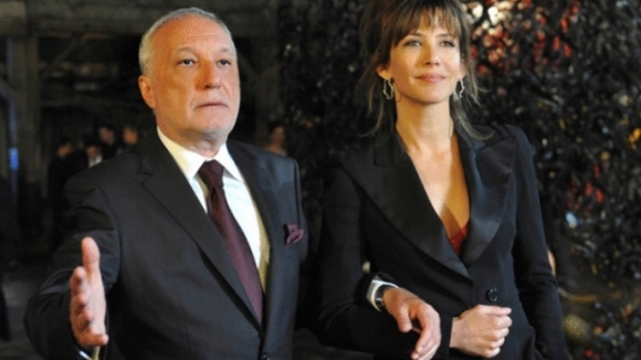 Photo from the movie Happiness Never Comes Alone