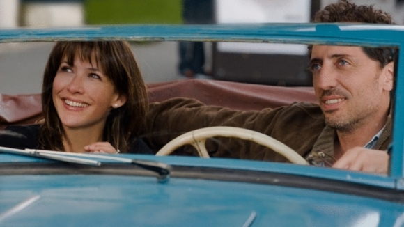 Photo from the movie Happiness Never Comes Alone